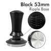Pilon à café Ripple noir de 53mm avec une plaque en acier inoxydable et une échelle de mesure.