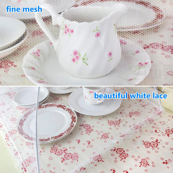 Weiße Keramikgieße mit rosa Blumenmuster auf Spitze und weißen Tellern.