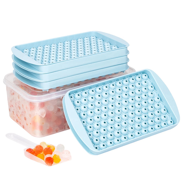 Rundes, hellblaues Eiswürfelform-Backblech mit mehreren Silikonformen und einem kleinen Haufen bunter Eiswürfel.