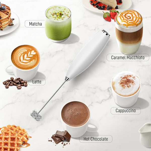 Eine Sammlung verschiedener Kaffeegetränke, darunter Matcha, Latte, Karamellmacchiato, Cappuccino und heiße Schokolade