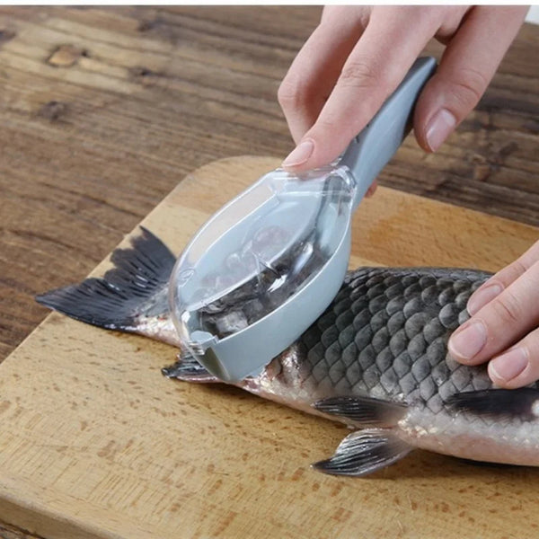 Eine Hand benutzt einen manuellen Fischskalpell- und Bürsten-Satz, um einen Fisch auf einem Holzbrett zu reinigen.