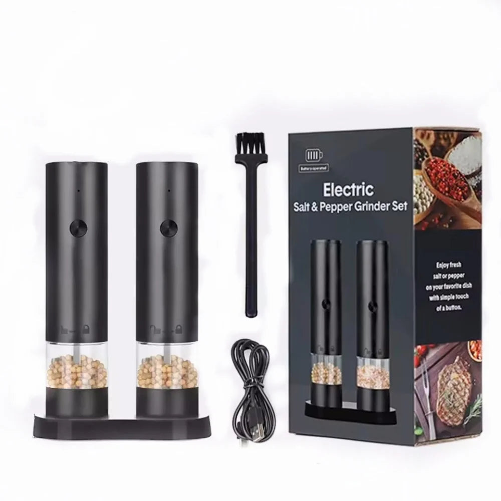 Un juego de moler sal y pimienta eléctrico en negro, incluyendo los molinillos y un cable de carga.