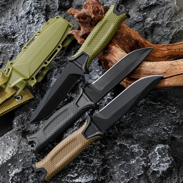 Set schwarzer Outdoor-Kochmesser mit olivgrünen Griffen auf dunklem Stein und Holz