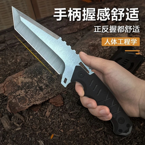 Eine Hand hält ein silbernes Fixierklingen-Campingmesser vor einem dunkelbraunen, strukturierten Hintergrund.