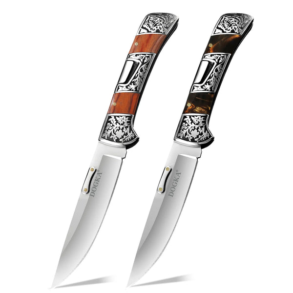 Ein Paar vintage gravierte faltbare Taschenmesser mit Holzgriffen und silbernen Klingen.