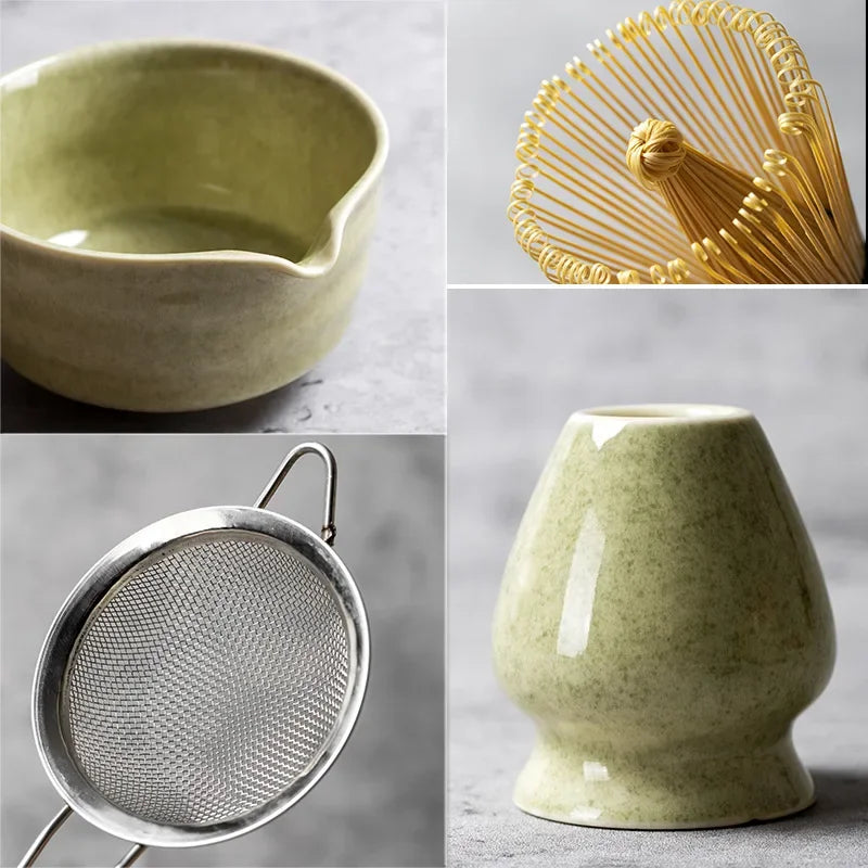 Un juego que incluye un cuenco de cerámica verde claro, un batidor de té dorado y un colador de metal.