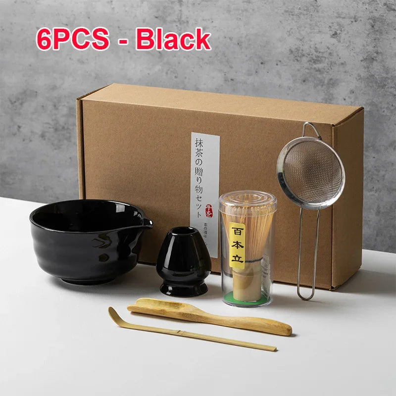 Un juego de seis herramientas de té matcha negras, incluyendo un cuenco, un mortero y un batidor de bambú, empaquetadas en un
