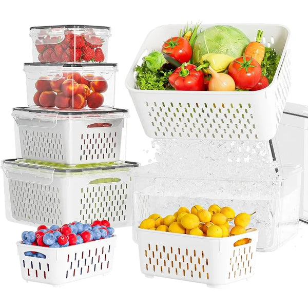 Set aus wiederverwendbaren weißen Lebensmittelbehältern mit Filterdeckeln, einige gefüllt mit frischem Gemüse und Obst.