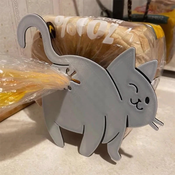 Eine graue katzenförmige Clips ist an einen klaren Plastetütchen Brot befestigt, als Küchengerät.