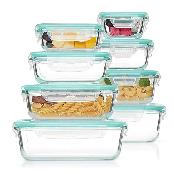 Eine Stapel durchsichtiger Glas-Lunchboxen mit hellblauen Deckeln und verschiedenen Lebensmitteln darin.