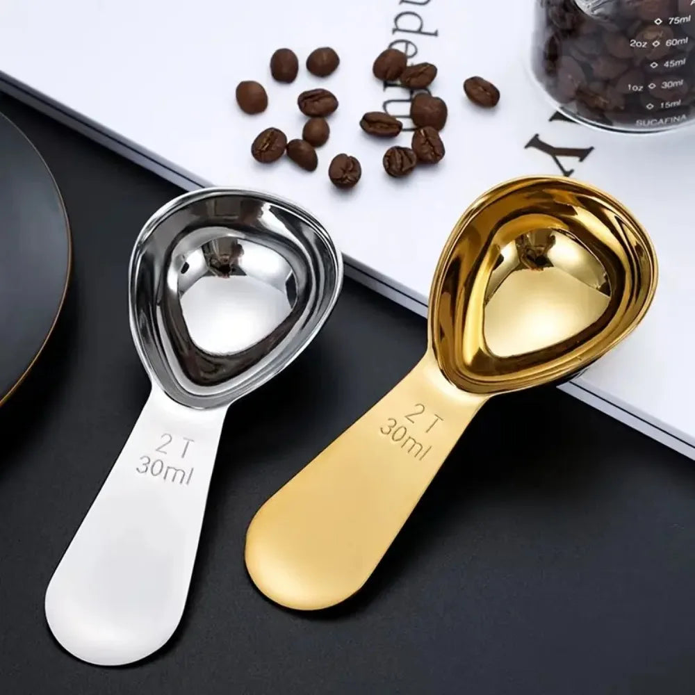 Un ensemble de cuillères à café en acier inoxydable, argent et or, mesurant 2 cuillères à café.