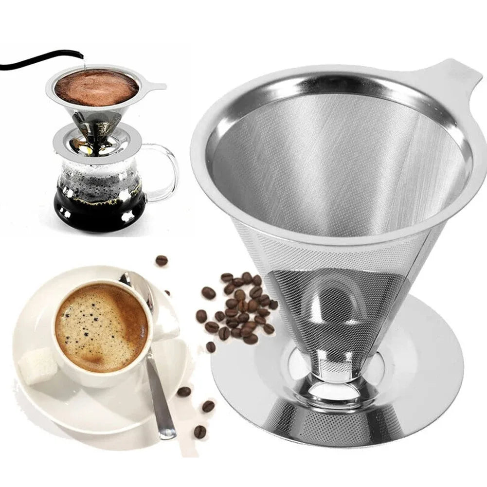 Colador de acero inoxidable de doble capa para café y té, con filtro, posos y taza en un plato.
