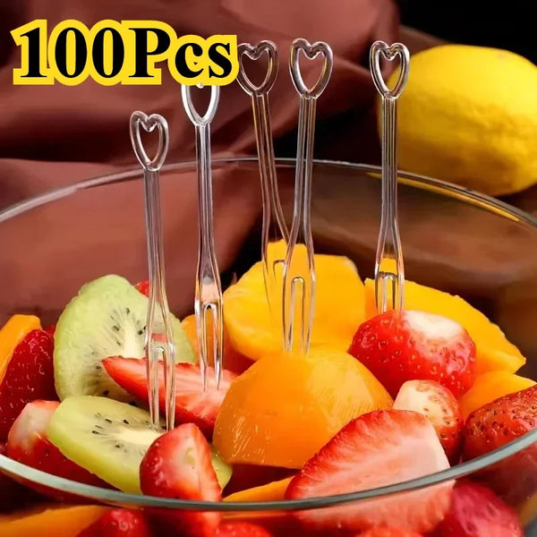 Eine Schale mit 100 eleganten Einwegpartygabeln, umgeben von frischem Obst wie Erdbeeren, Kiwi und Orangen.