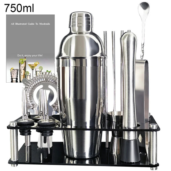 Premium Edelstahl-Cocktail-Shaker-Set auf einem schwarzen Tablett mit verschiedenen Werkzeugen.