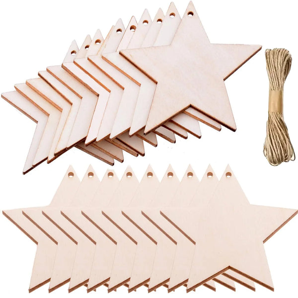 Un juego de adornos navideños de madera natural con forma de estrellas y triángulos.