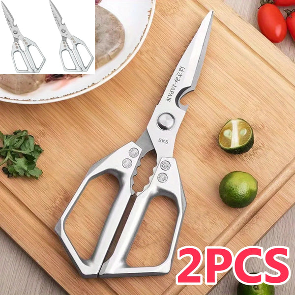 Zwei professionelle Edelstahl-Küchenschere zum Schneiden von Fleisch und Knochen auf einem Holzbrett.
