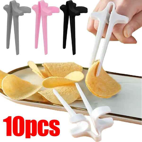 Ein Set von 10 wiederverwendbaren Fingerzangen in verschiedenen Farben und Stilen, gezeigt neben Essen auf einem Teller.