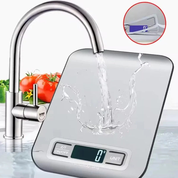 Edelstahl-Wasserhahn, der Wasser in eine moderne digitale Küchenwaage leitet.