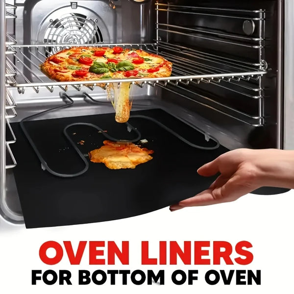 Eine Hand legt eine Pizza auf ein Rack in den Ofen, die wiederverwendbaren Antihaft-Backbleche für den Boden des Ofens demons