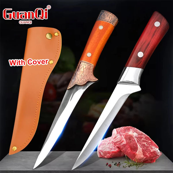 Professionisches Edelstahl-Stechmesser mit Holzgriff und Lederhülle neben rohes rotes Fleisch.
