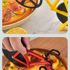 Un cortador de pizza en forma de bicicleta amarilla junto a una pizza, sostenido por una mano.