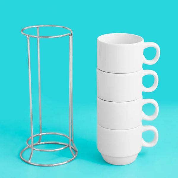 Ein Set von vier weißen Keramictassen zum Cappuccino, präsentiert mit einem passenden Metallständer.