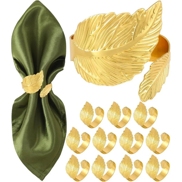Ein Satz von zwölf Blattgold-Serviettenringe vor weißem Hintergrund.