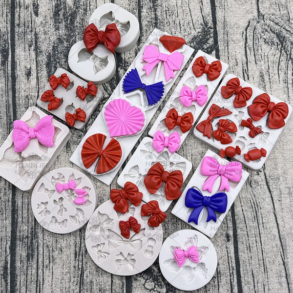 Eine Sammlung von Silikon-Backformen in verschiedenen Rosa-, Rot-, Violett- und Blautönen zum Backen von Schokoladencupcakes.