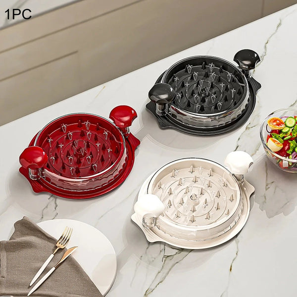 Ein Set aus drei manuellen Fleischzerkleinerungswerkzeugen in rot, schwarz und weiß auf Marmoroberfläche.