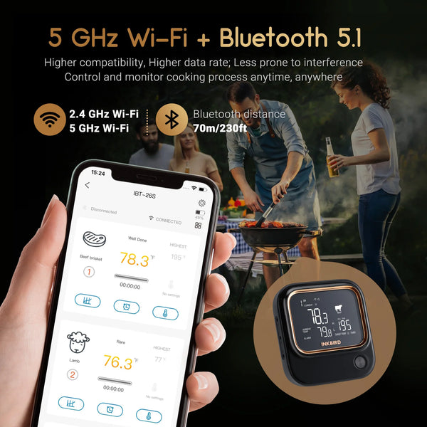 Eine Hand hält ein Smartphone mit einer Kochtemperaturanzeige neben einem Inkbird Fleischthermometer.