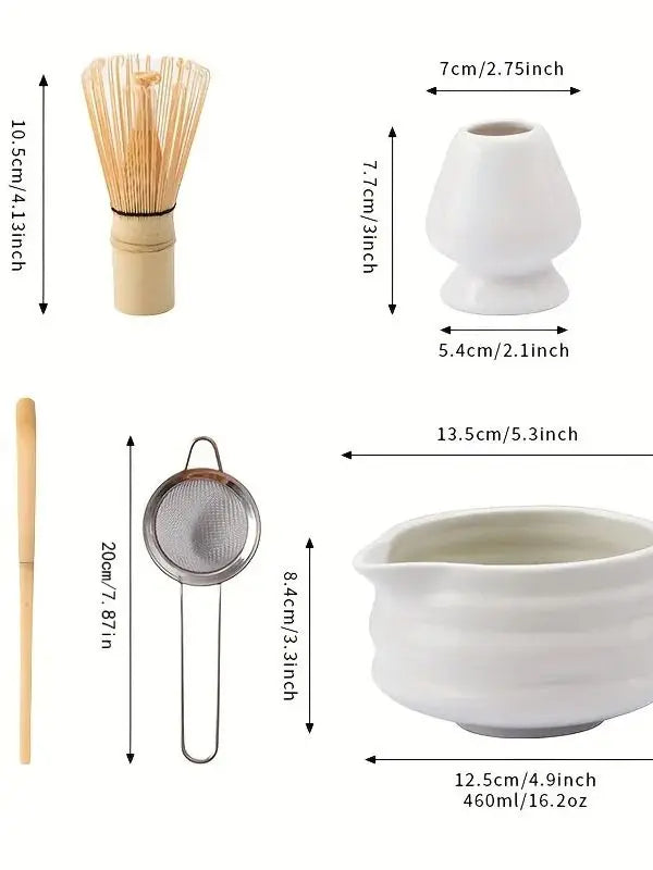 Un juego de cinco cuencos de matcha de cerámica blanca y un batidor de bambú con sus dimensiones.