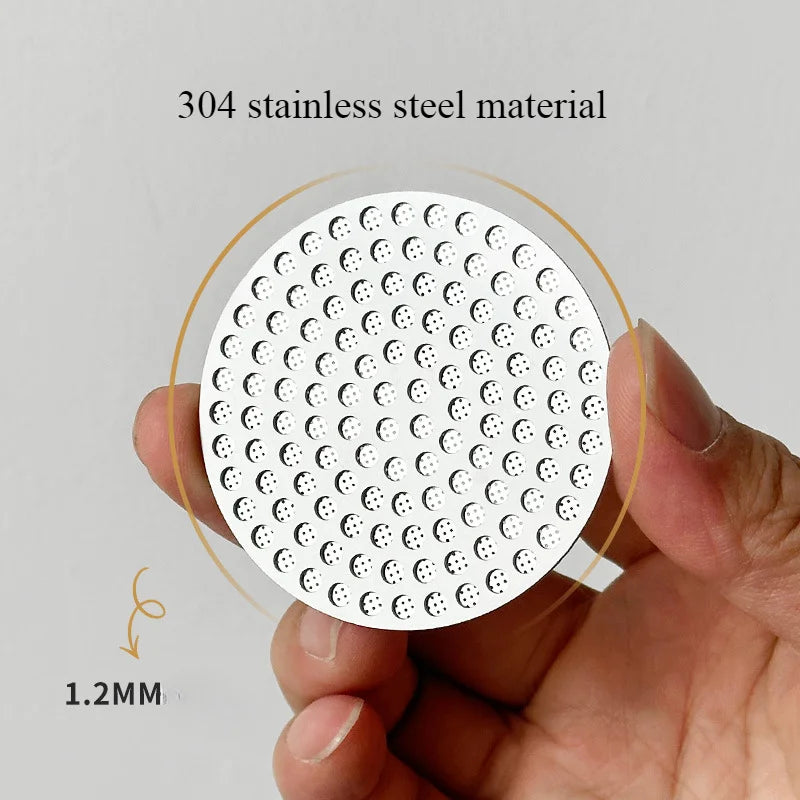Una mano sostiene una pantalla de café espresso de acero inoxidable 304 blanca con pequeños orificios, mostrando su textura y