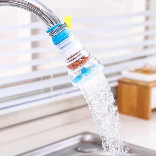Nahaufnahme eines ausziehbaren Wasserfilters, der kllares Wasser aus einem Wasserhahn spritzt.