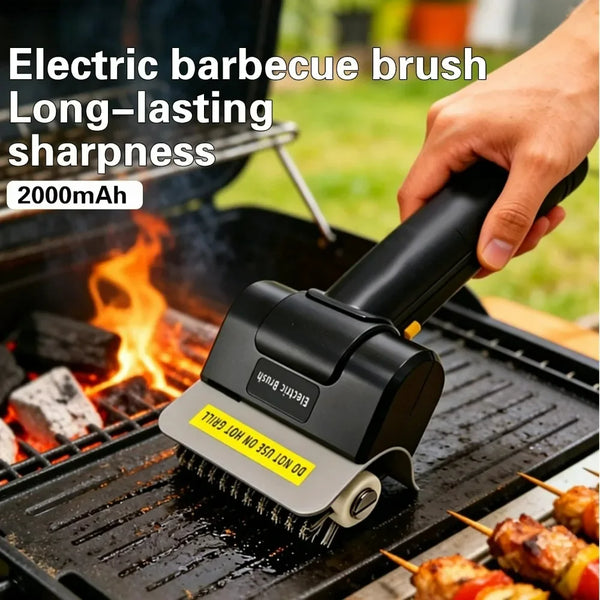 Eine Hand benutzt eine elektrische Grillbürste, um ein Rostgitter mit einer Edelstahlbürste zu reinigen.