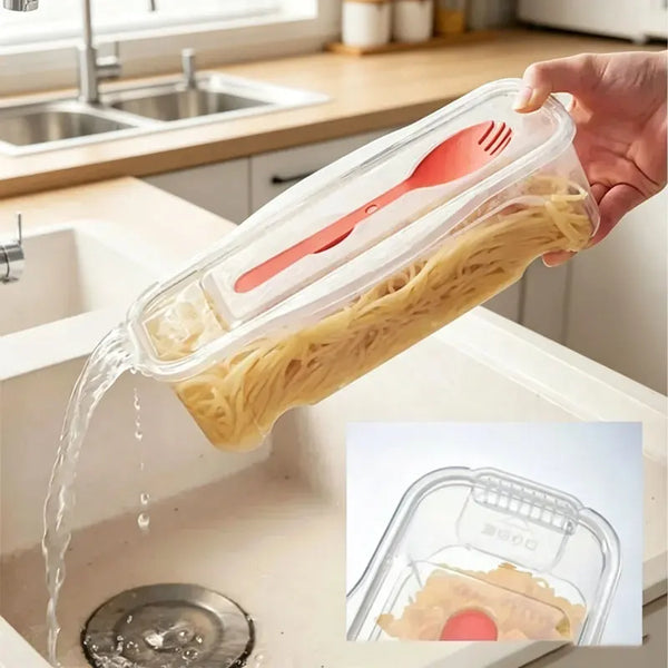 Eine Hand gießt Nudeln in einen durchsichtigen Plastikbehälter zum Kochen mit einem Mikrowellen-Nudel- und Salatkochset.