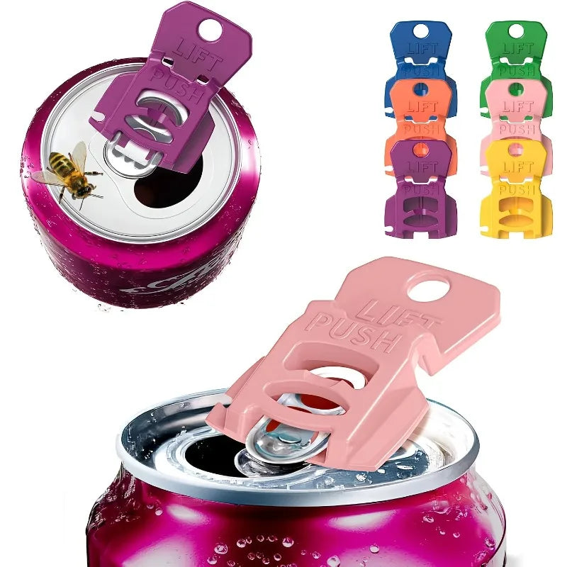 Set wiederverwendbare Metall-Dosenöffner in verschiedenen Farben, einschließlich lila, pink und grün, neben einer Metalldose.