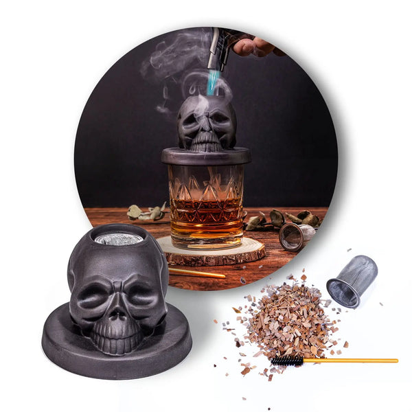 Dunkles, schädelförmiges Cocktail-Rauchgerät, das Rauch über Whiskey und Bourbon erzeugt.
