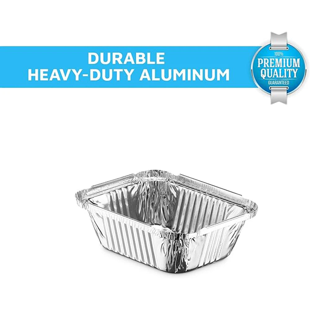 Una sartén desechable de papel de aluminio plateado con tapa transparente.