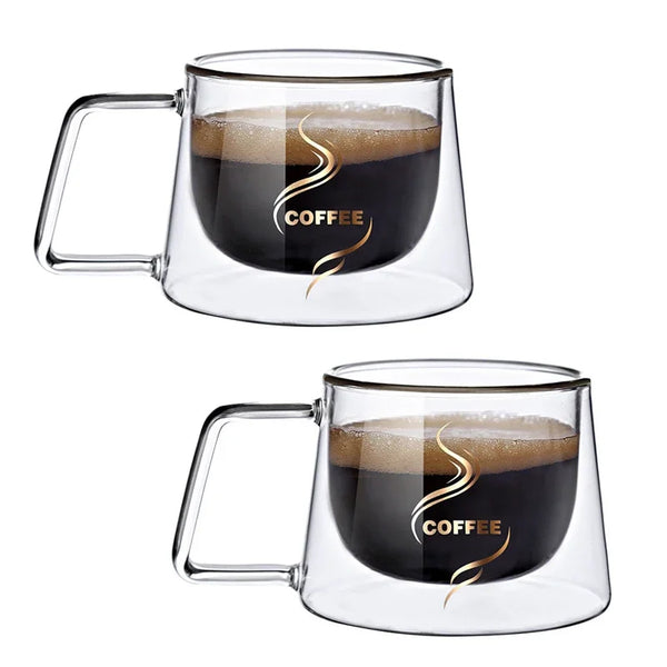 Klares, doppelwandiges, hitzebeständiges Espressotasse mit dunkem Kaffee und wirbelndem braunem Muster.