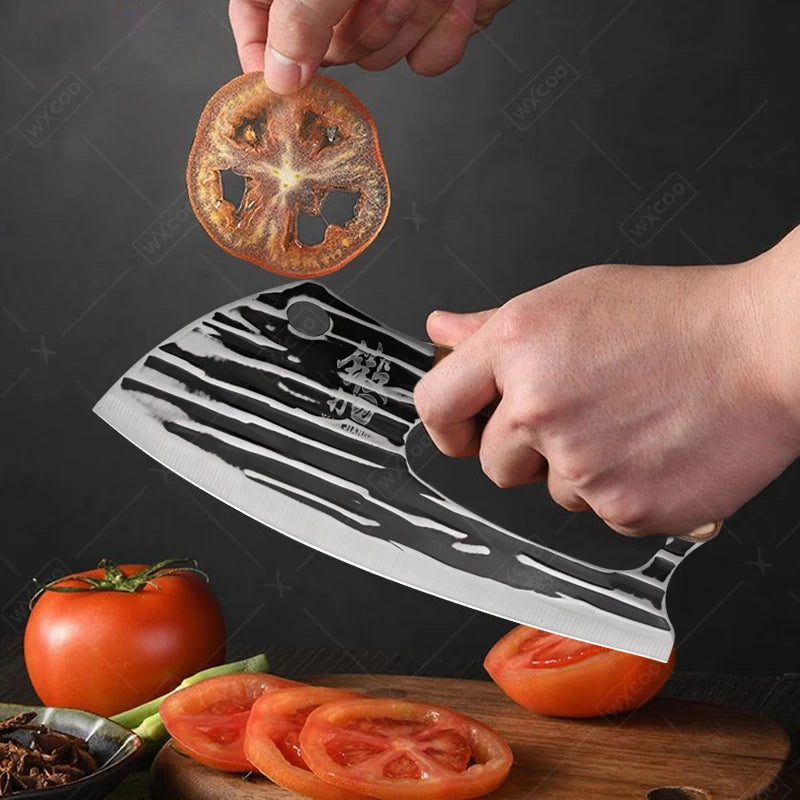 Eine Hand benutzt einen gefälschten Edelstahl-Fleischmesser, um Tomaten auf einem Holzbrett zu schneiden.
