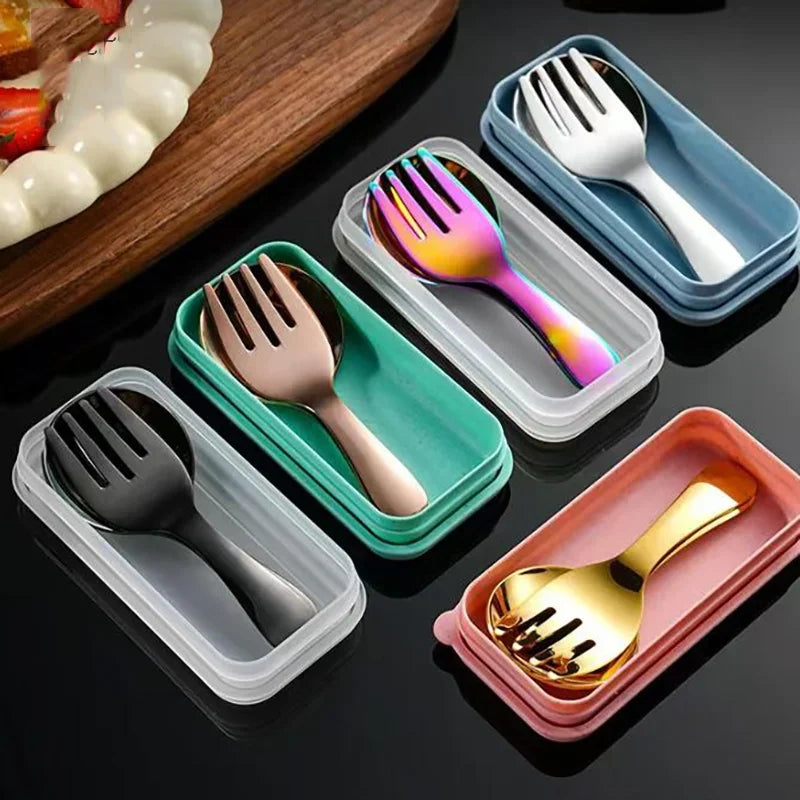 Un set de couverts en acier inoxydable comprenant fourchettes, couteaux et cuillères de différentes couleurs disposés dans de