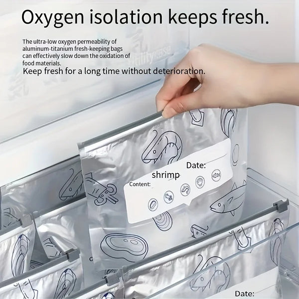 Eine Hand legt eine Frischhaltetüte mit Garnelen in einen Aluminiumfolienbehälter.