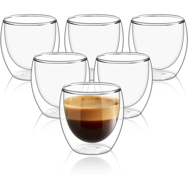 Eine Reihe durchsichtiger Doppelwand-Kaffeetassen.