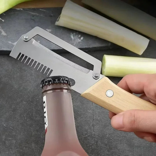 Eine Hand hält ein Edelstahl-Schäler mit Holzgriff neben einem Selleriestiel.