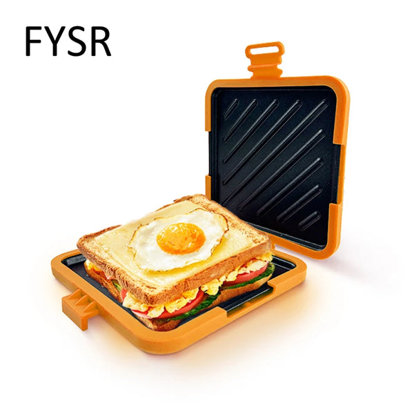 Oranger Silikon-Sandwichmaker mit Deckel neben einem gegrillten Sandwich.