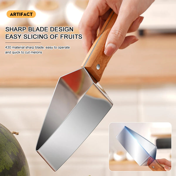 Eine Hand hält einen rostfreien Wassermelonen-Slicer, der sein scharfes Klingen-Design zur einfachen Zerlegung von Früchten d
