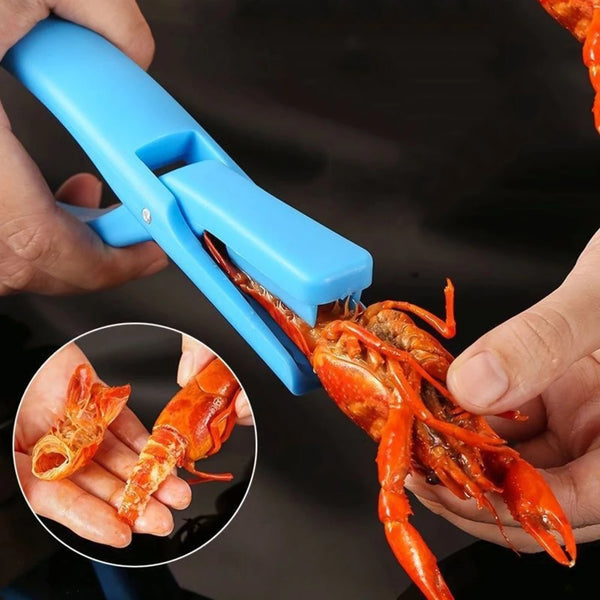 Eine Hand benutzt ein blaues wiederverwendbares Schalentool, um einen gekochten, orange-roten Krebs oder Hummer zu öffnen und
