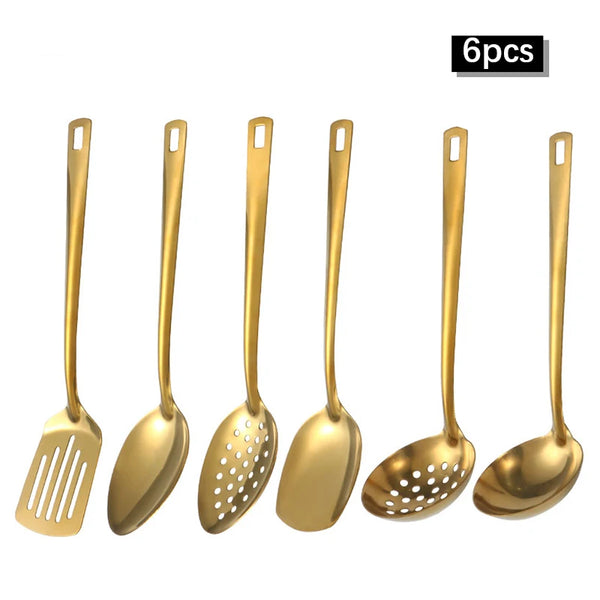 Ein Set aus sechs goldenen Edelstahl-Suppenlöffeln und Sieben.