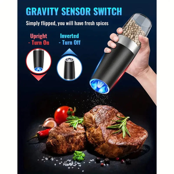 Eine Hand schaltet einen Gravitationssensor an einem Salz-Pfeffer-Mörser, während frische Gewürze auf ein Steak fallen.