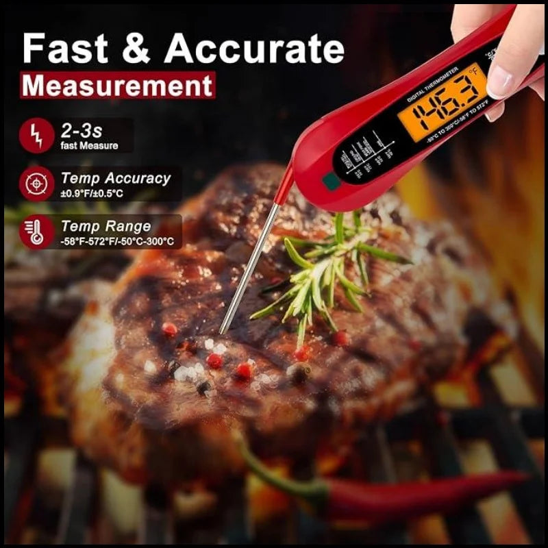 Una mano usa un termómetro digital rojo con una sonda para medir la temperatura interna de un bistec a la parrilla.